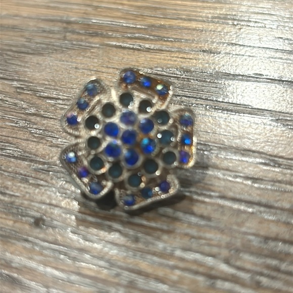 Vintage Clip On Earrings - Picture 3 of 7